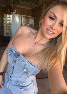 Platinablonde feestganger, koningin van de Griekse kus - Amsterdam - Nederland